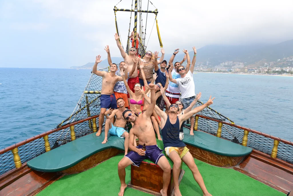 Гости веселятся на палубе корабля Tursay Travel во время морской прогулки в Алании